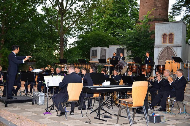 Das Landespolizeiorchester gab auf dem...rt zugunsten der Kriegsgrberfrsorge.  | Foto: Hans-Jochen Voigt
