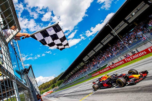 Der Niederlnder Max Verstappen fhrt ...ielberg als Erster ber die Ziellinie.  | Foto: AFP