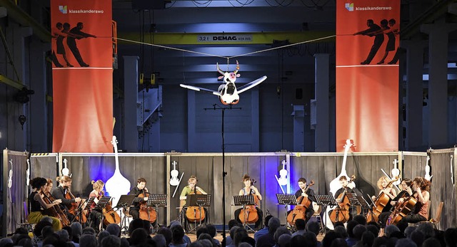 Das Celloensemble &#8222;Linie 38&#8220; mit der fliegenden Kuh Olga   | Foto: Martin Eckert