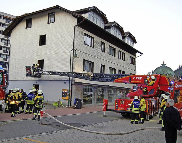 Die Feuerwehr kontrolliert per Drehlei... sucht nach verborgenen Brandnestern.   | Foto: Claudia Renk