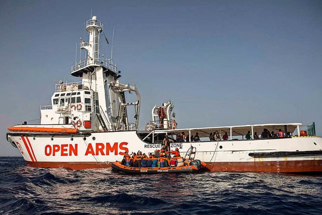Das Rettungsschiff Open Arms nimmt vor...chtlinge aus einem Schlauchboot auf.   | Foto: DPA