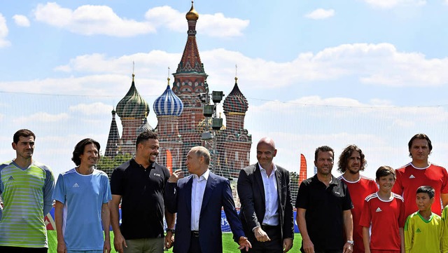 So zeigt sich Fifa-Prsident Gianni In....) und Dmitri Bulykin (hinten rechts)   | Foto: AFP