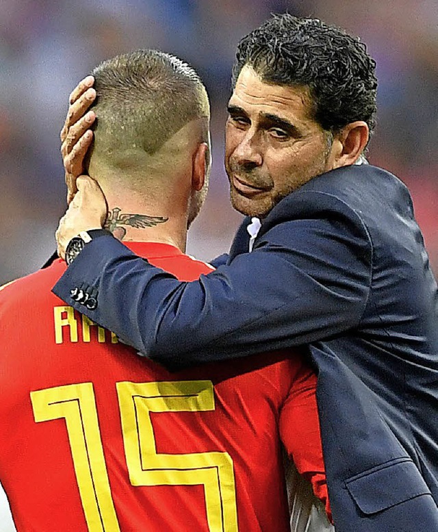 Spaniens Trainer Hierro (r.) trstet Ramos nach der Niederlage.  | Foto: dpa