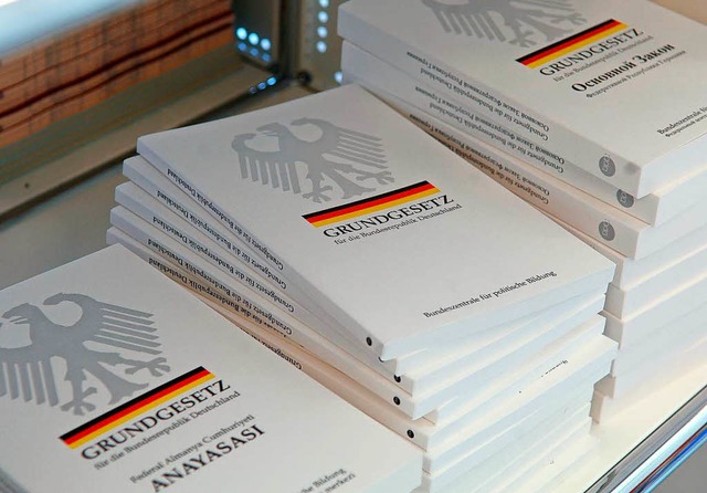 Das Grundgesetz regelt die Auflsung des Bundestags.   | Foto: DPA