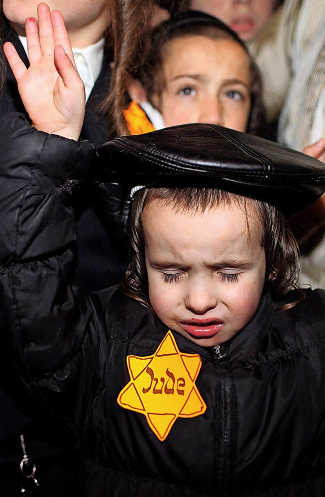 Auch heute gibt es immer wieder Anschl...sogenannten Judenstern tragen mussten.  | Foto: dpa