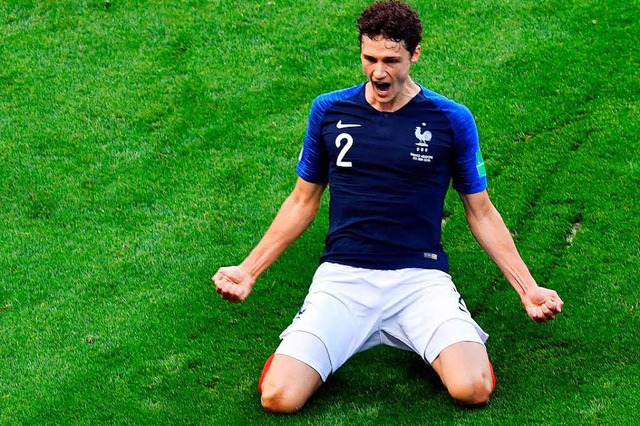 Benjamin Pavard bejubelt sein Tor zum 2:2 gegen Argentinien im Achtelfinale.  | Foto: AFP