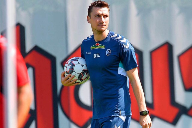 Daniel Wolf beim Trainingsauftakt des SC Freiburg am Montag  | Foto: dpa