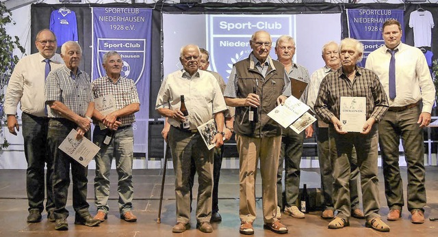 Der Vorsitzende Andre Gutenkunst (rech...60 und 70 Jahre Vereinsmitgliedschaft   | Foto: Frank Unser