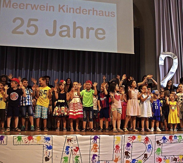 Ein Hoch auf Meerweins Kinderhaus: Die...nder sangen und tanzten zum Jubilum.   | Foto: Annika Sindlinger