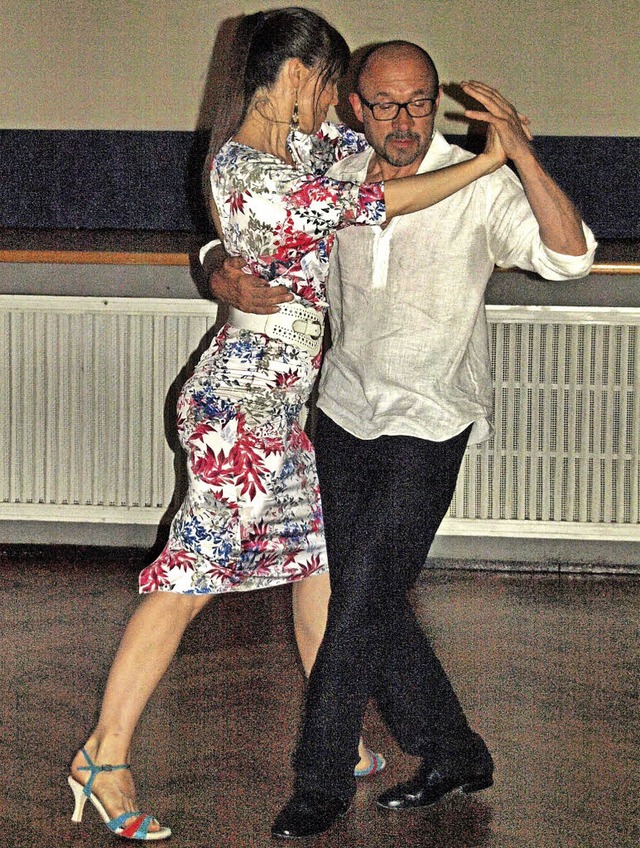 Groer Andrang herrschte bei der Tango...n Schrittfiguren aufs Parkett zu legen  | Foto: Karin Stckl-Steinebrunner