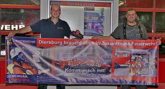 Mit einer Kampagne geht jetzt die Feue...imon Benz zeigen schon mal das Banner.  | Foto: Feuerwehr Hohberg