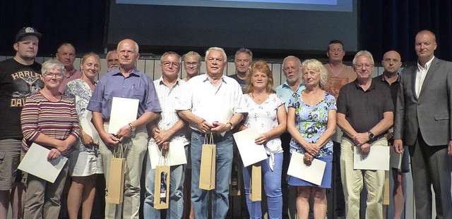 125 Mal haben Friedhelm Tscherter (vor...ister Jochen Fischer (rechts) geehrt.   | Foto: Dieter Fink