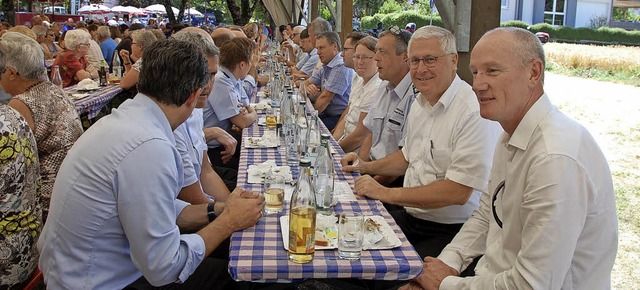 OB Wolfgang Dietz (Zweiter von rechts)...ch ber zahlreiche Behrdenvertreter.   | Foto: Frey