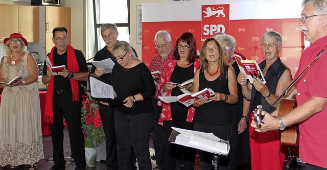 Der &#8222;Rote Chor&#8220; sang unter...t vor der Grndung der Kanderner SPD.   | Foto: Cremer