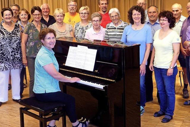 Neues Klavier in der Willaringer Gemeindehalle