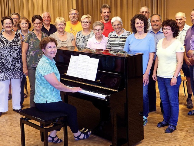 Der Gesangverein Hotzenwald freut sich...t Vereinsmitteln angeschaffte Klavier.  | Foto: Wolfgang Adam