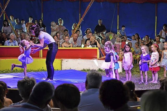 Kleine Kinder machen groen Zirkus