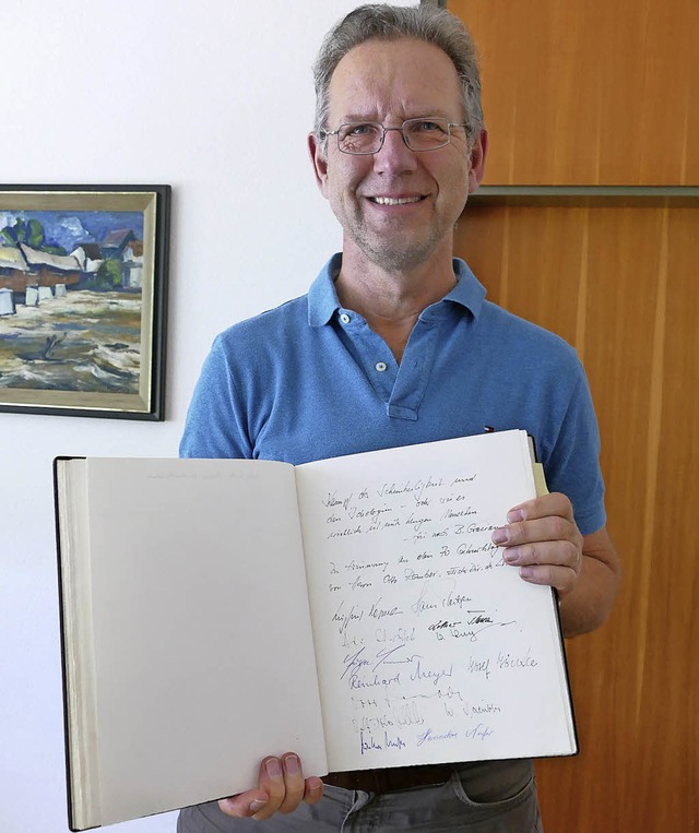 Hauptamtsleiter Peter Lau prsentiert das Goldene Buch der Stadt Bad Sckingen.   | Foto: Jannik Jrgens