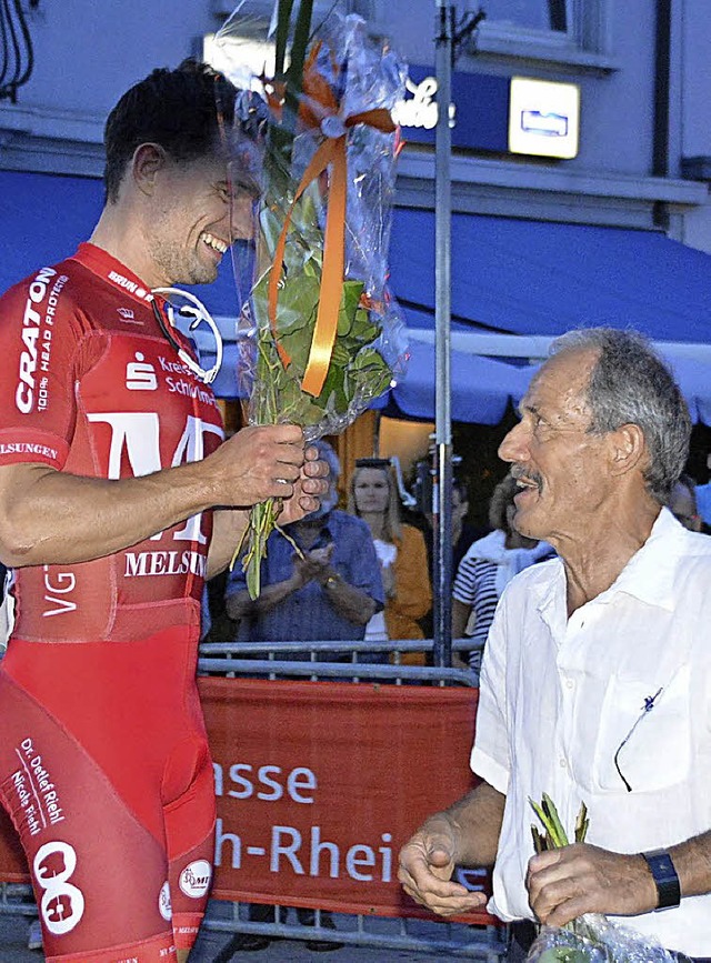 Beim Radkriterium 2017 gratulierte Alo...lin  Kevin Andreas zum dritten Platz.   | Foto: Archiv: Horatio Gollin