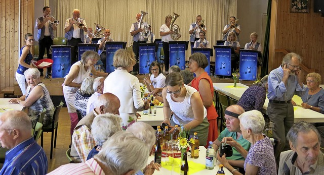 Zur  weltlichen Feier fanden sich nach...ikanten begrt und bestens bewirtet.   | Foto: Erhard Morath