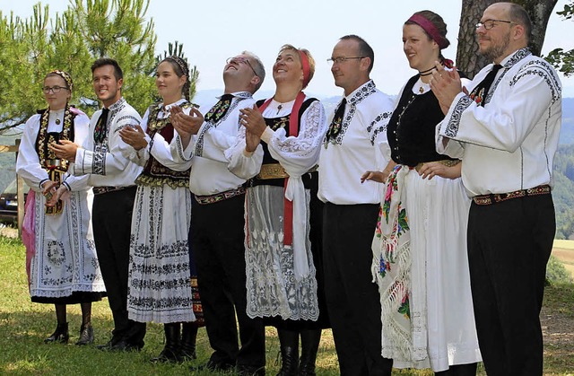 Ganz schn hoch: Volkstnzer einer  Ta...nbaums beim  Kronenfest in Hgelberg.   | Foto: Fabry