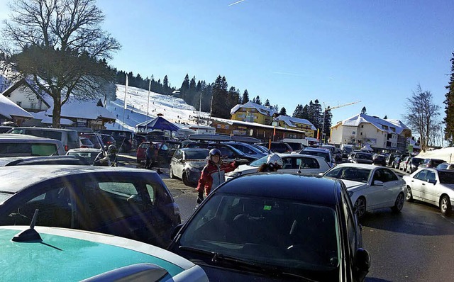 Parkchaos an einem schnen  Wintersporttag am Feldberg   | Foto: Kamera24