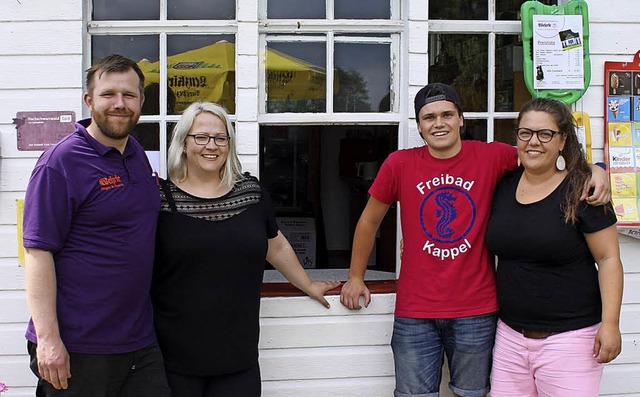 Kurt und Verena Knauer, Sybille Korsch...etreiben den Kiosk im Freibad Kappel.   | Foto: Inken Kramer