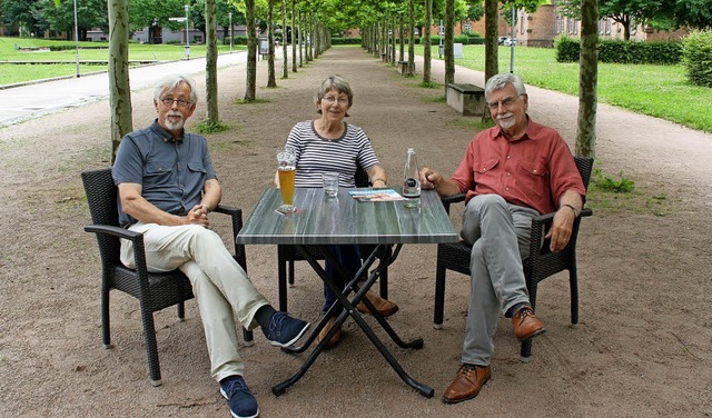 Hugo Brinkktter, Jutta Collmann und P...l die Tafel etwa 100 Meter lang sein.   | Foto: Elisabeth Weidling