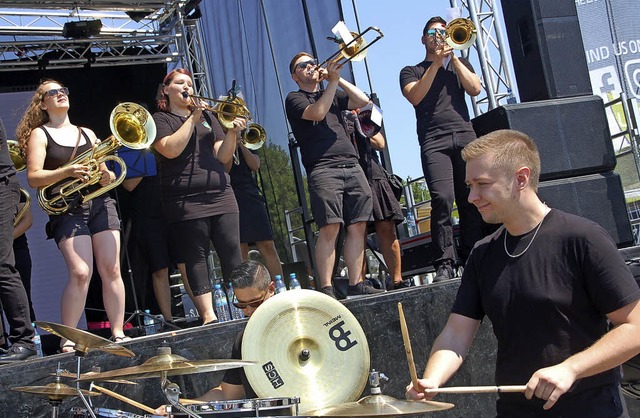 Festivalstimmung mit der Guggemusik Schluuchturmgeister Rheinfelden.   | Foto: Petra Wunderle