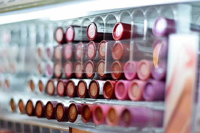 Naturkosmetik-Lippenstifte enthalten keine Parabene.  | Foto: Kathrin Blum