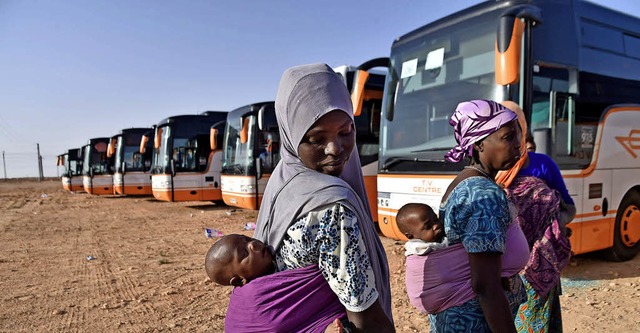 Algerische Behrden bringen afrikanisc...n in Bussen an die Grenze nach  Niger.  | Foto: AFP