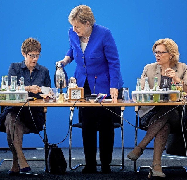 Die Uhr luft: Kanzlerin Angela Merkel...r Sitzung des CDU-Vorstands am Montag.  | Foto: dpa