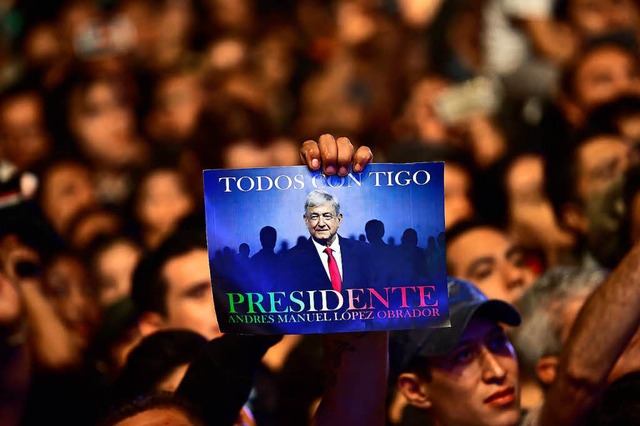 Anhnger feiern in Mexiko den Wahlsieg...das Land fhren wird, ist noch unklar.  | Foto: AFP