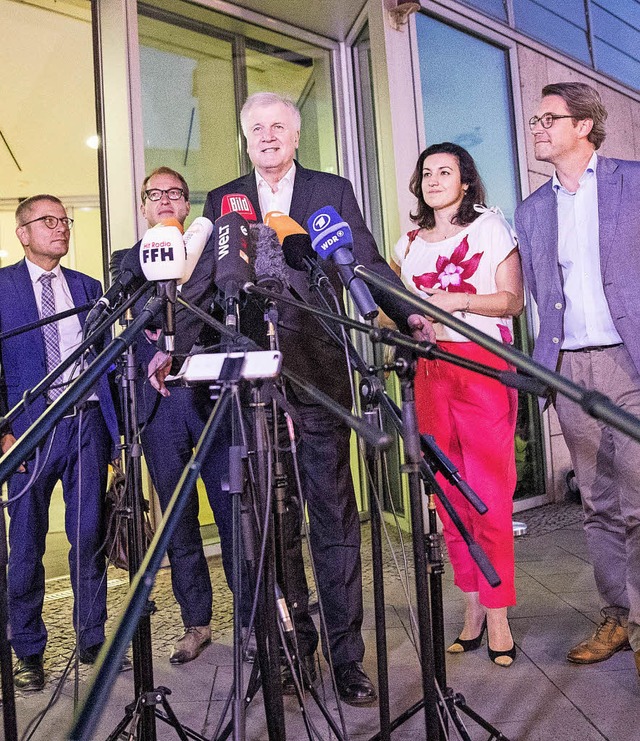 Horst Seehofer (Mitte)  nach der Einigung  | Foto: afp