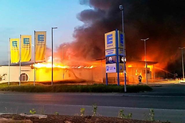 Edeka-Markt in Breisach brennt komplett ab – Straensperrung aufgehoben