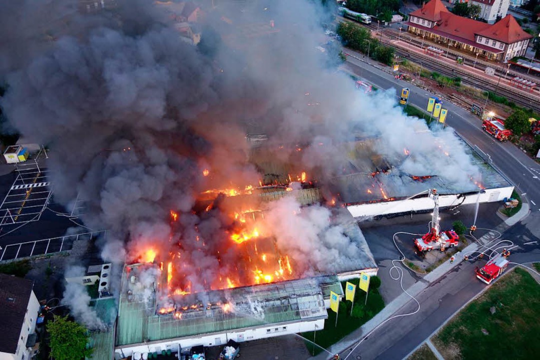 Der Edeka in Breisach ist komplett abgebrannt.  | Foto: THW