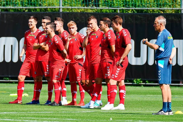 Trainer Christian Streich (rechts) hat...stmals auf den Trainingsplatz gebeten.  | Foto: Achim Keller