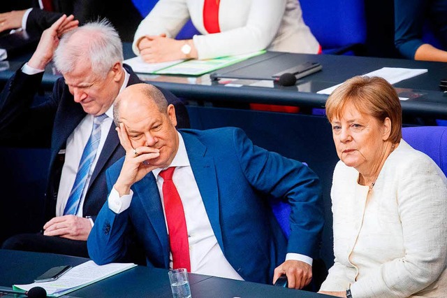Bundeskanzlerin Angela Merkel (CDU), O...arsitzung im Deutschen Bundestag teil.  | Foto: dpa