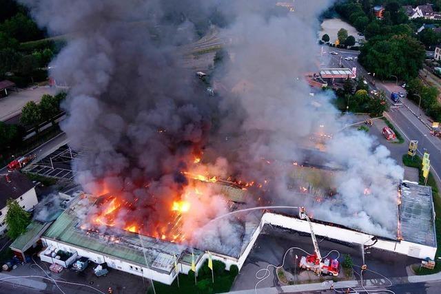 Fotos: Der Edeka-Markt in Breisach ist vllig abgebrannt