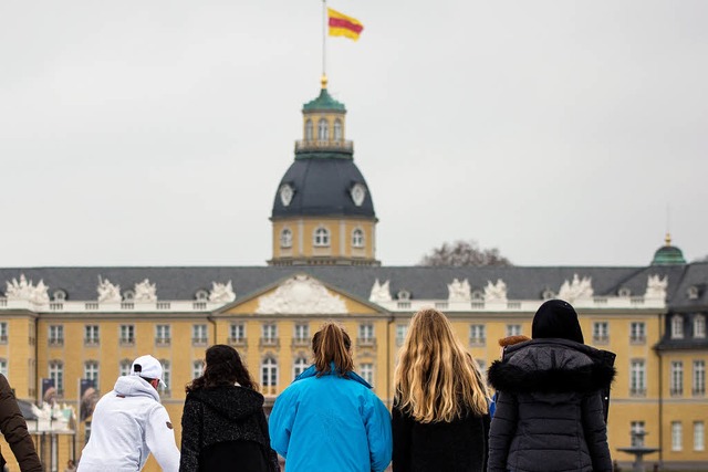 Runter vom Turm des Schlosses muss die...che Fahne. Sie ist dort nicht erlaubt.  | Foto: dpa