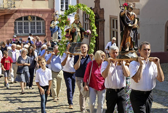 Patroziniumsprozession in Endingen: die Trger der Heiligenfiguren  | Foto: Helmut Hassler