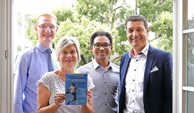 Brgermeister Thomas Gedemer (von link...Konzept der Kiwanis-Ferienschule vor.   | Foto: Jrger