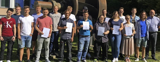 Die Absolventen der vorgezogenen Absch...chrter (rechts) ber ihre Zeugnisse.   | Foto: Gewerbliche Schulen Waldshut