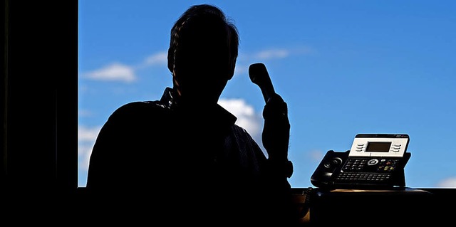 Am Telefon sollte man misstrauisch sein, wenn man den Anrufer nicht kennt.   | Foto: Symbolfoto: Stratenschulte/dpa