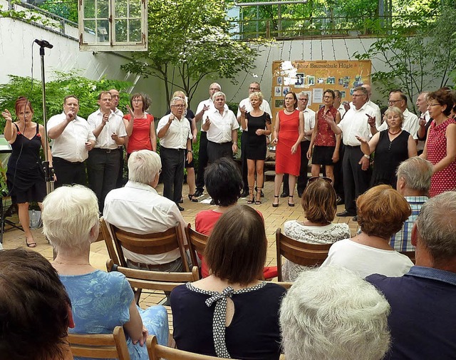 Der Heimbacher Gesangverein brachte am Sonntag den Hgle-Garten zum Klingen.  | Foto: Karlernst Lauffer