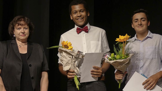 Martina Kruse vom Freundeskreis wrdig... Leon Rees mit dem Landolinspreis.      | Foto: FlOrian Leibl (Heimschule)