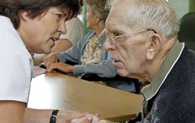 Richtiges Zuhren in der Altenpflege setzt gute Sprachkenntnisse voraus.   | Foto: dpa/David-Wenk (2)