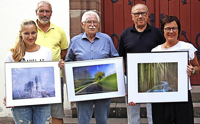 Die Fotofreunde mit den Gewinnern (von...ieger-Foto &#8222;Auf dem Weg&#8220;.   | Foto: Monika Weber