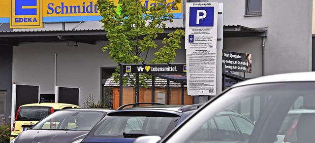 Der Parkplatz zwischen dem Edeka Schmi...eder ffentlich benutzt werden drfen.  | Foto: Nicolai Kapitz