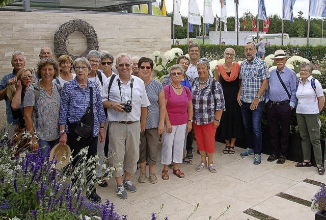 BZ-Leser mit dem Gartenpapst Volker Kugel (Dritter von rechts)  | Foto: WOLFGANG BECK